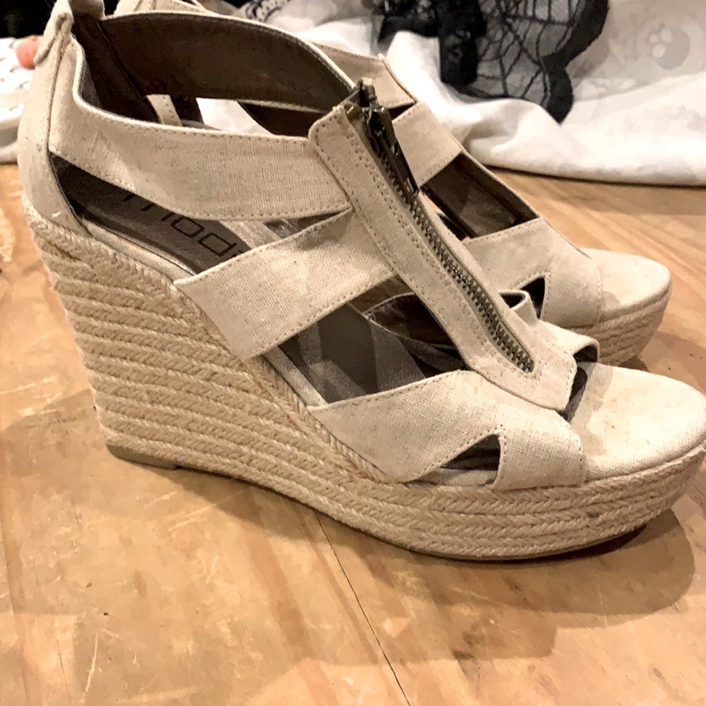 Moda tan wedge with zipper, size 9